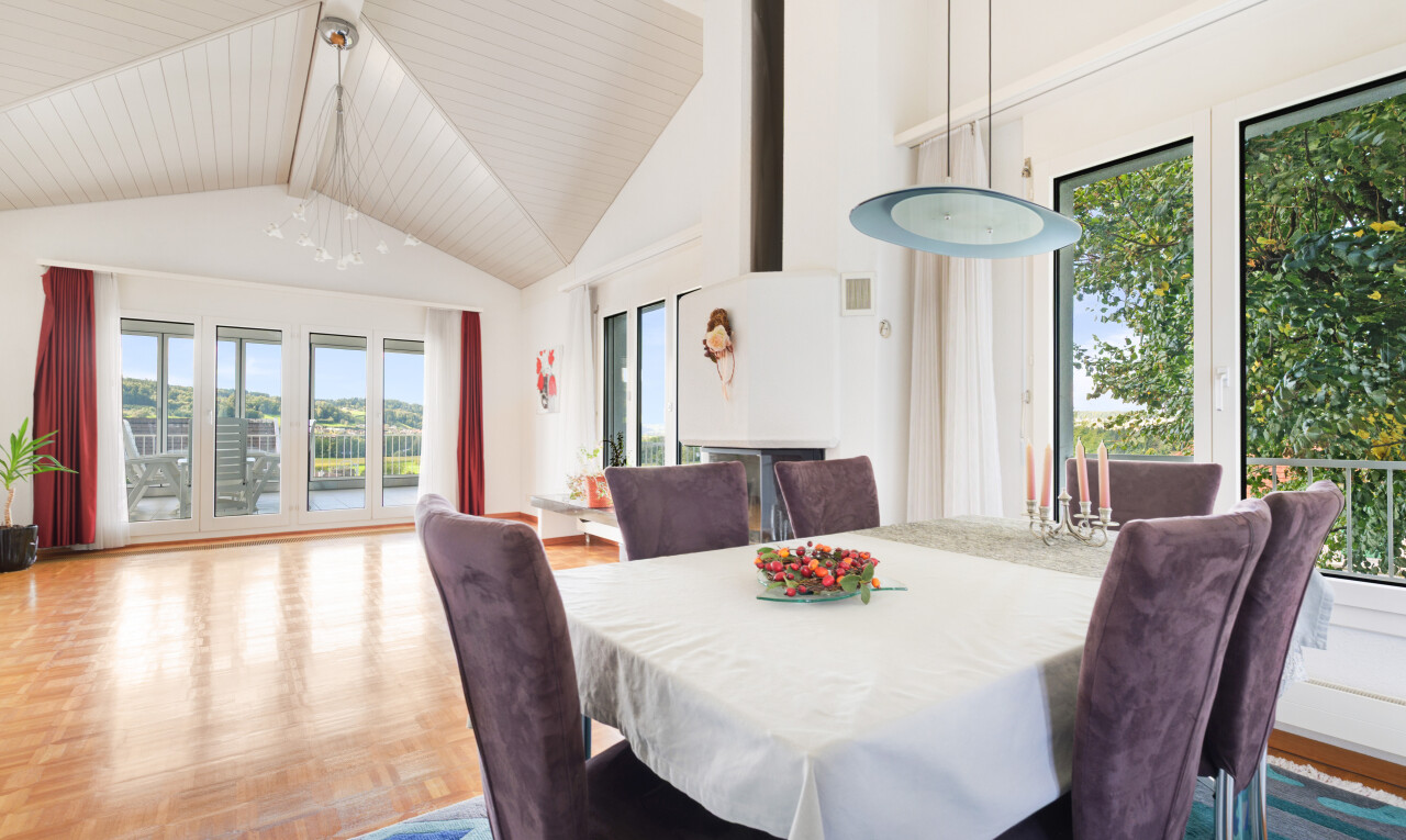 esszimmer mit inside property, day time, parquet floor, dachschräge, und vaulted ceiling