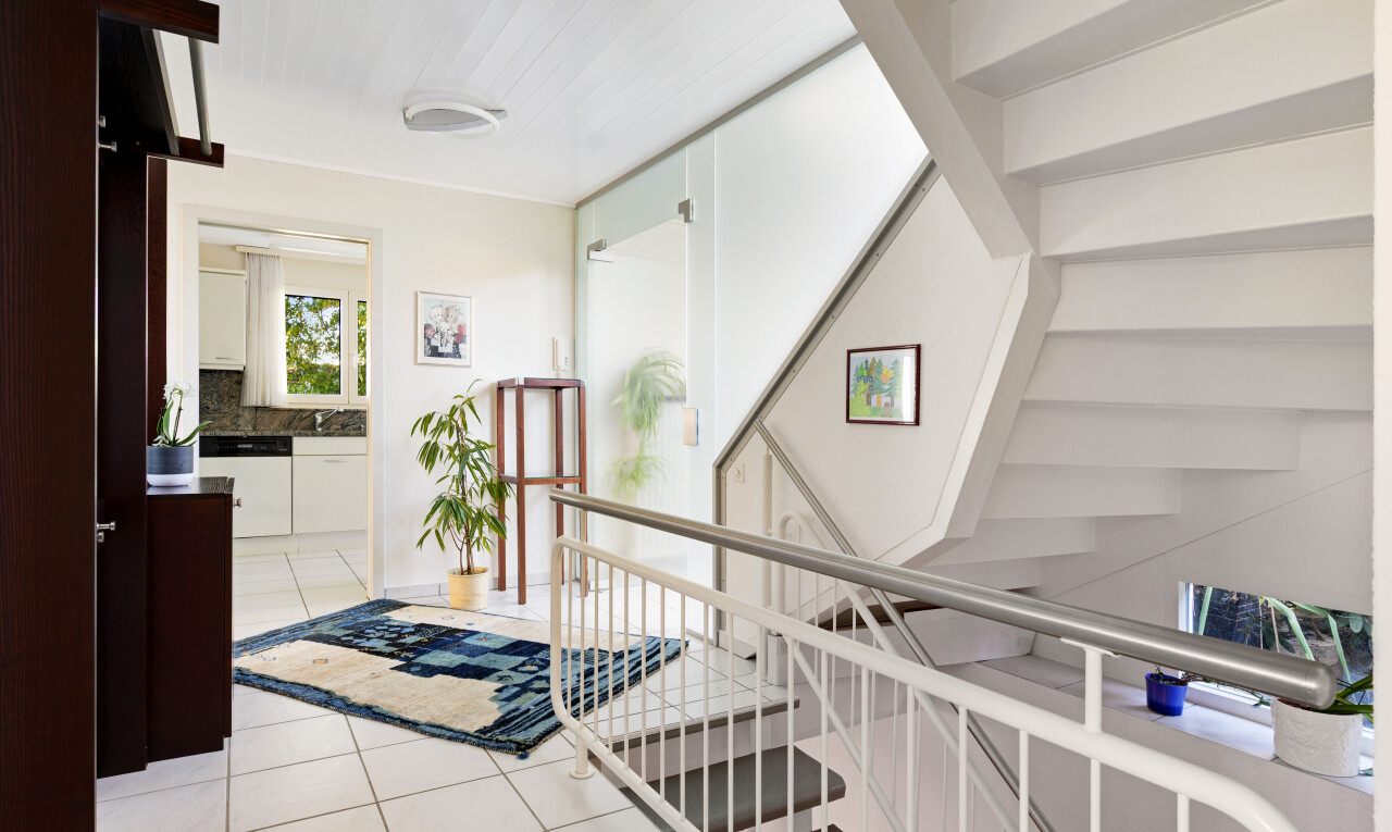 treppe mit fliesenboden, tile floor, inside property, natürliches licht, und natural light