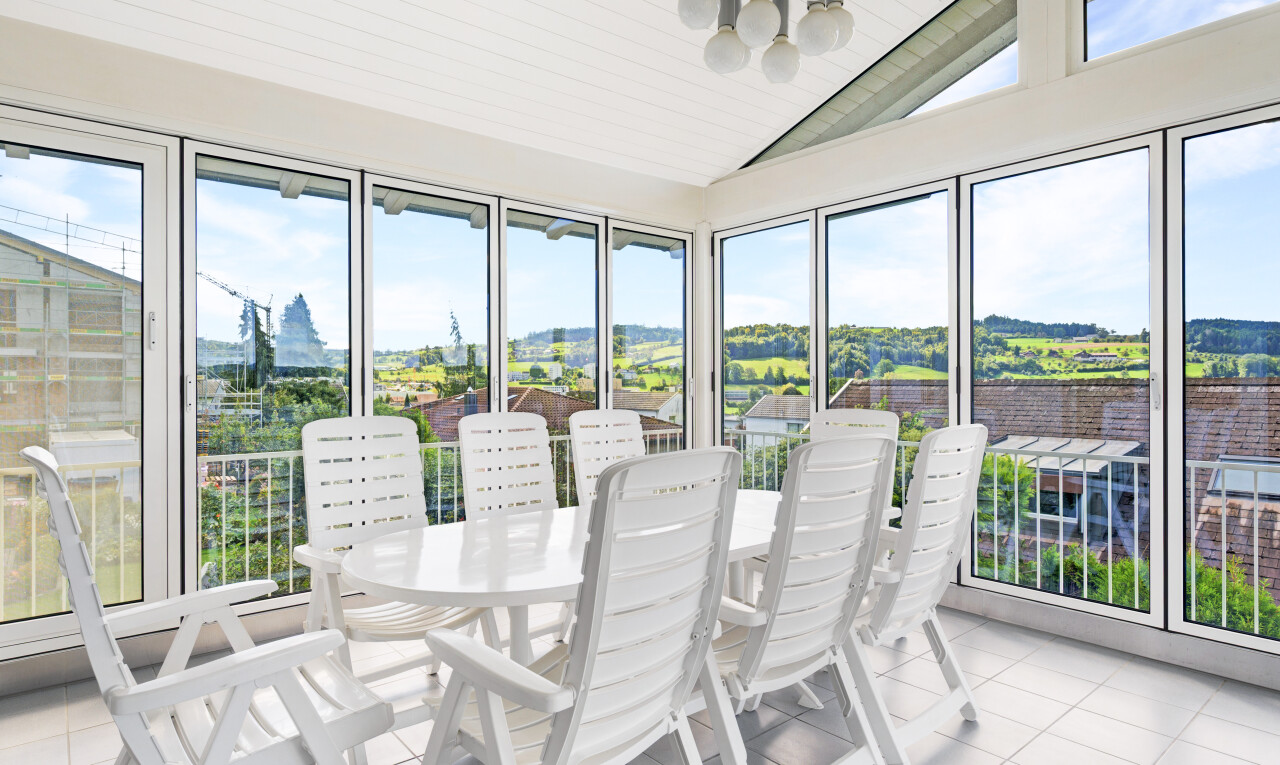 esszimmer mit natürliches licht, natural light, fliesenboden, tile floor, und day time