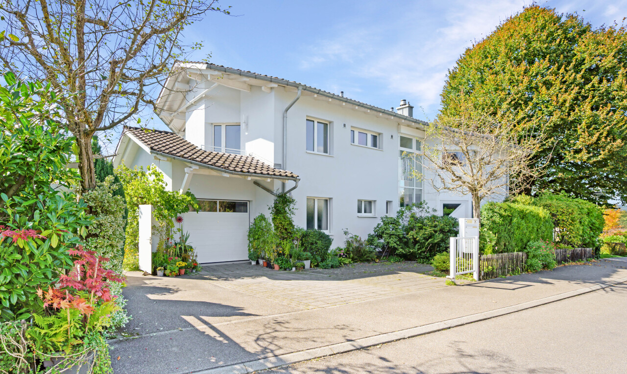 außenansicht mit day time, auffahrt, property visible, ziegeldach, und garage angeschlossen