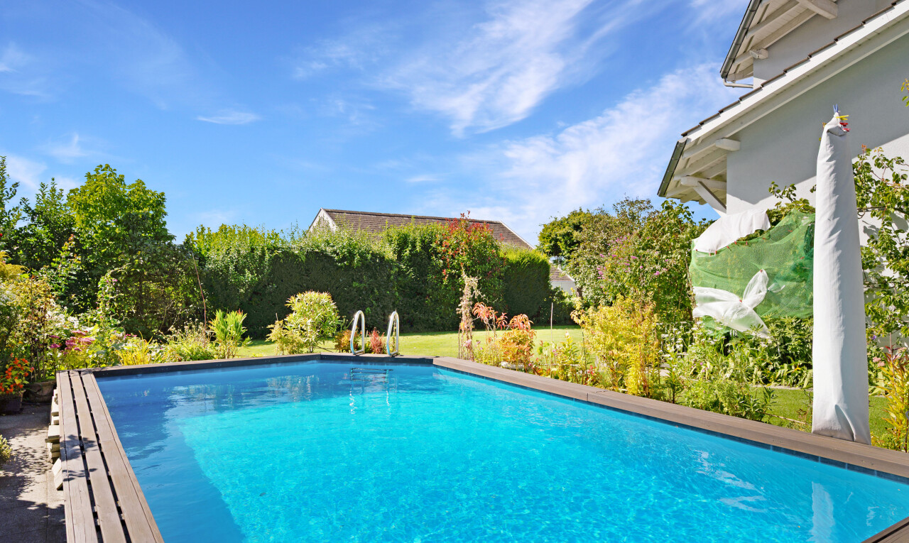 schwimmbad mit from property, handlauf, day time, schwimmbad, und terrasse