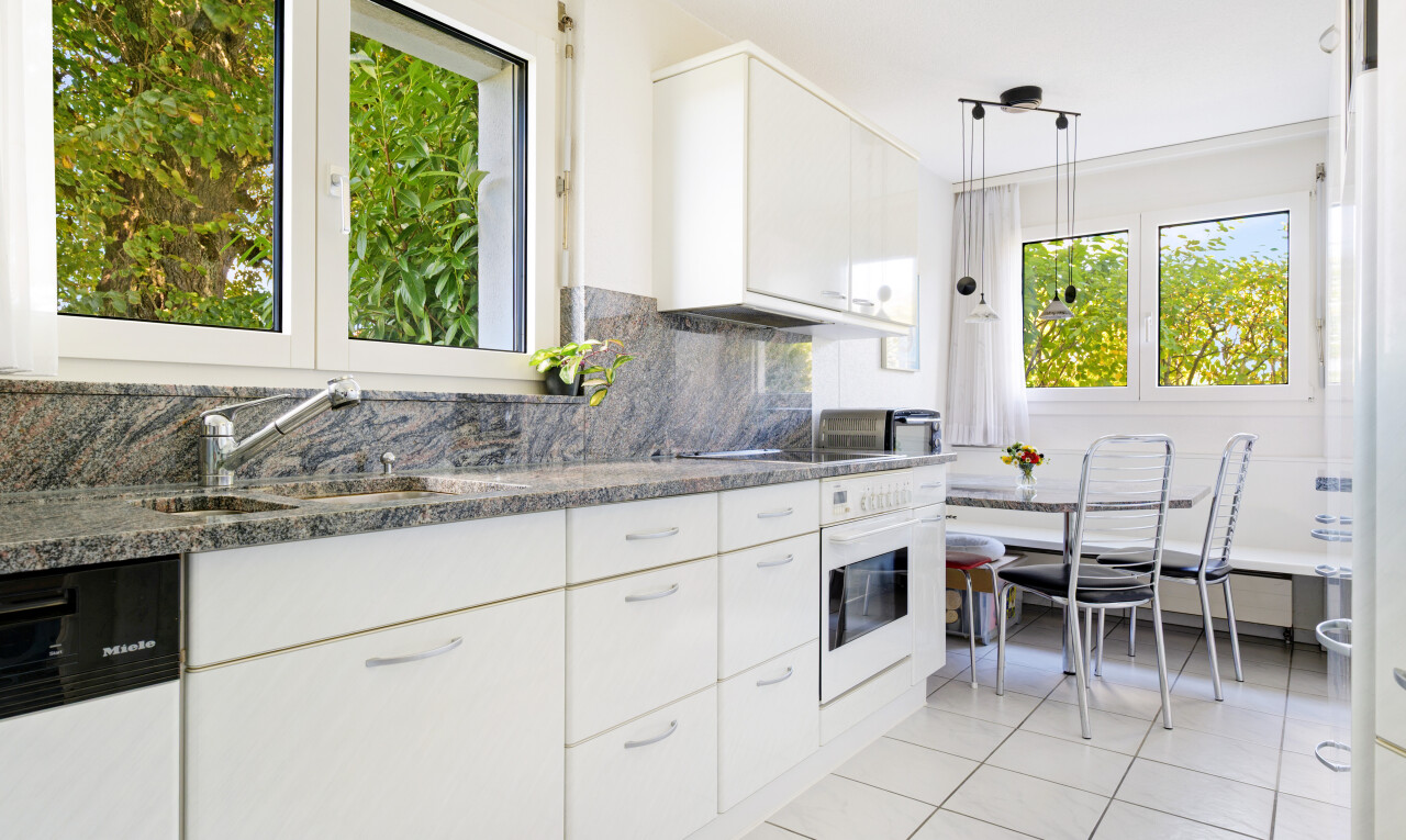 küche mit natürliches licht, natural light, fliesenboden, tile floor, und küchenrückwand beim herd