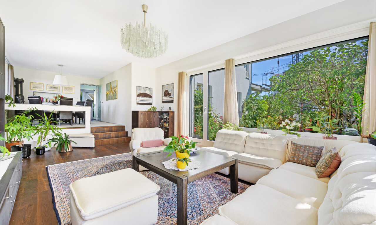 wohnzimmer mit holzfußboden, wood finish floor, natürliches licht, natural light, und inside property