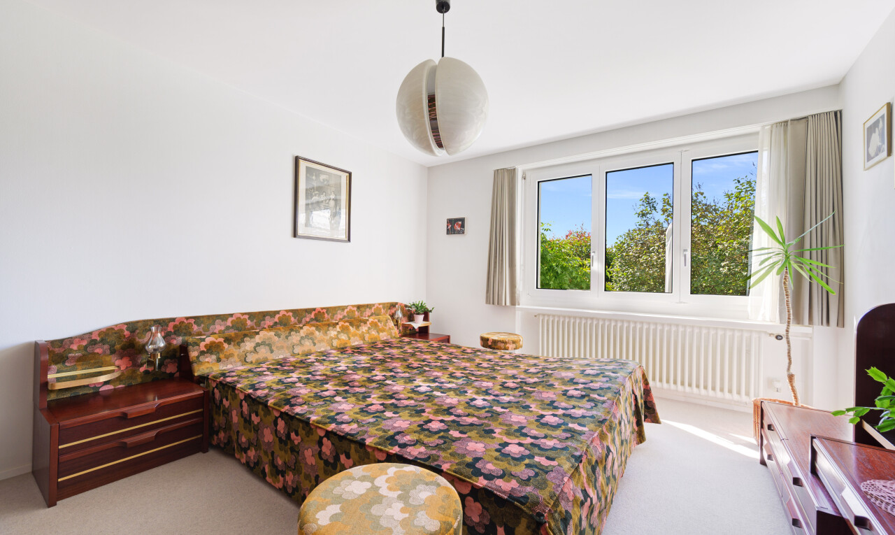 zimmer / schlafzimmer mit day time, natürliches licht, natural light, teppich, und carpet