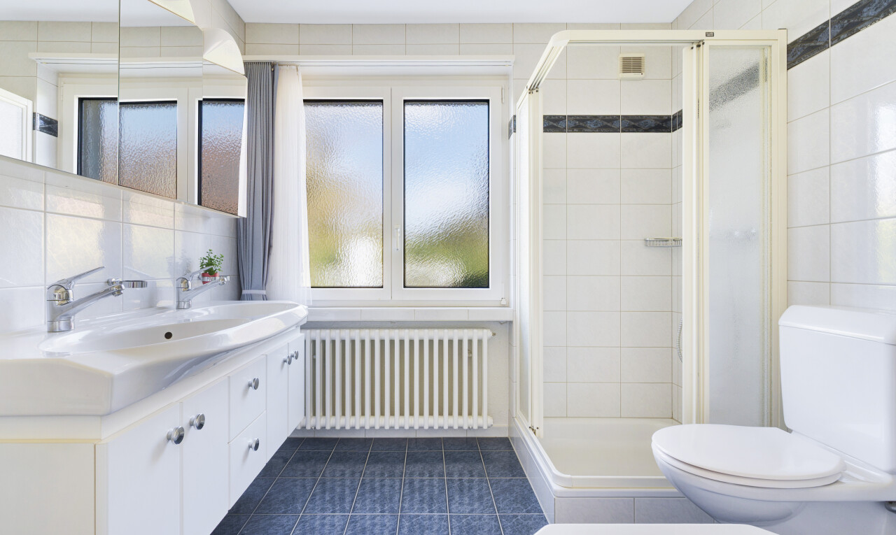 bad mit spiegel, komplettes badezimmer, kühler, dusche, und natural light