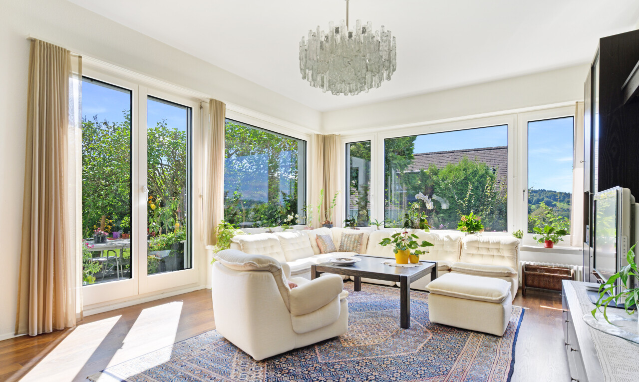 wohnzimmer mit holzfußboden, wood finish floor, natürliches licht, natural light, und inside property