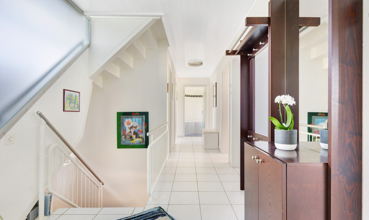 halle / korridor mit inside property, gipskartonwand, drywall, fliesenboden, und tile floor