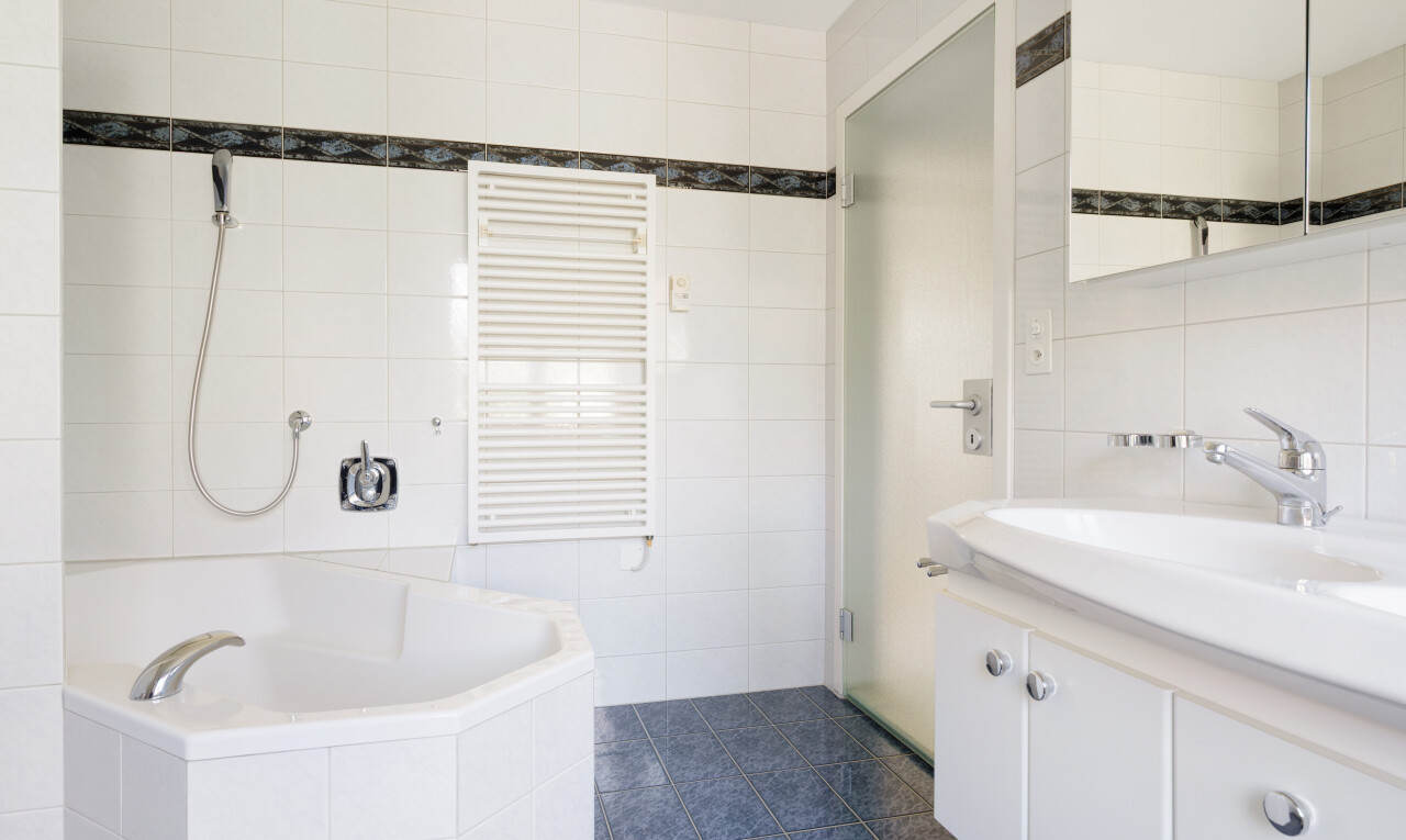 bad mit fliesenwand, tile wall, kühler, komplettes badezimmer, und inside property