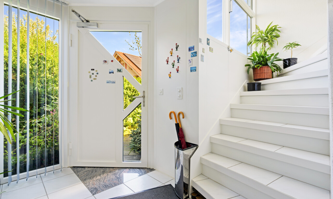 treppe mit fliesenboden, tile floor, treppen, natürliches licht, und natural light