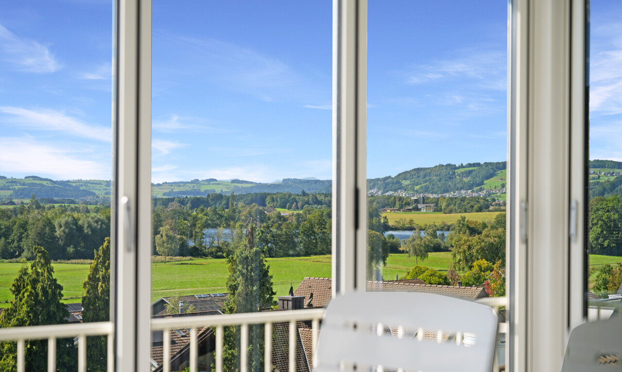balkon mit balkon, day time, und inside property