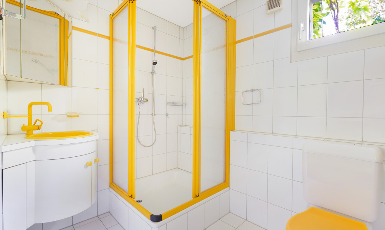 bad mit fliesenwand, tile wall, schminktisch, dusche, und komplettes badezimmer