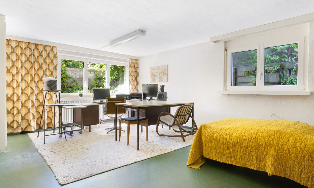 zimmer / schlafzimmer mit bürobereich, gipskartonwand, drywall, inside property, und natürliches licht