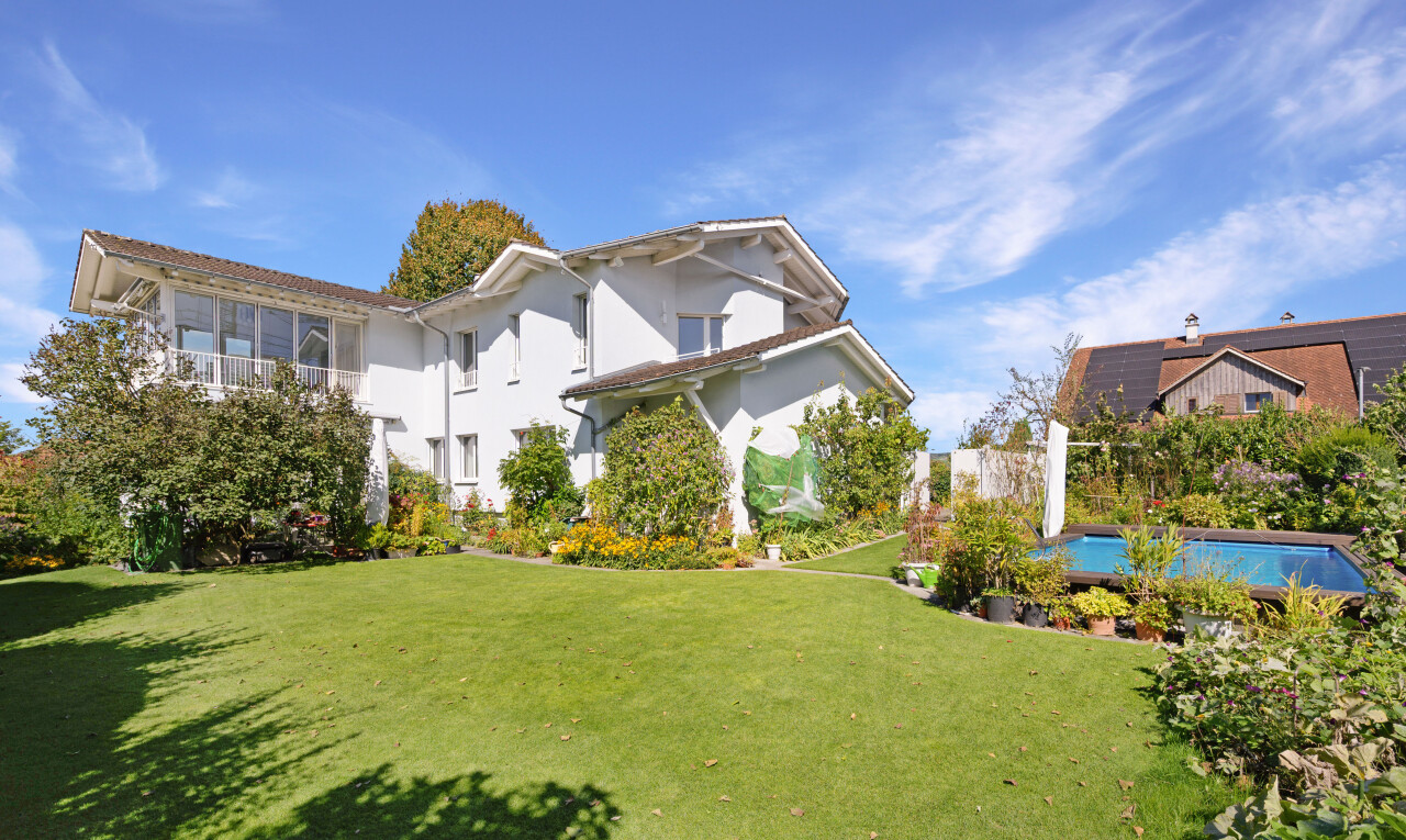 außenansicht mit day time, property visible, rasen, stuckverkleidung, und schwimmbad