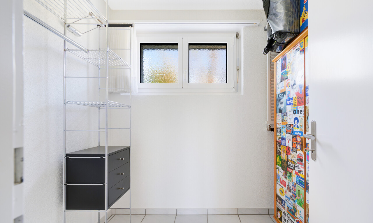 leerer raum mit fliesenboden, tile floor, inside property, gipskartonwand, und drywall