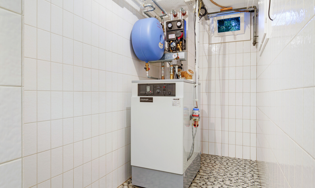 küche mit fliesenwand, tile wall, inside property, und heizkessel