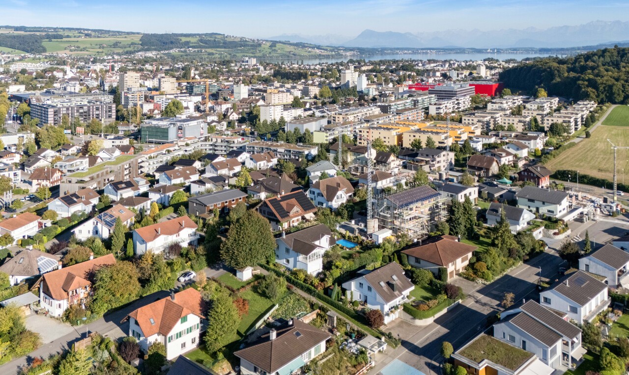 außenansicht mit aerial view, day time, stadtblick, city view, und blick auf die berge
