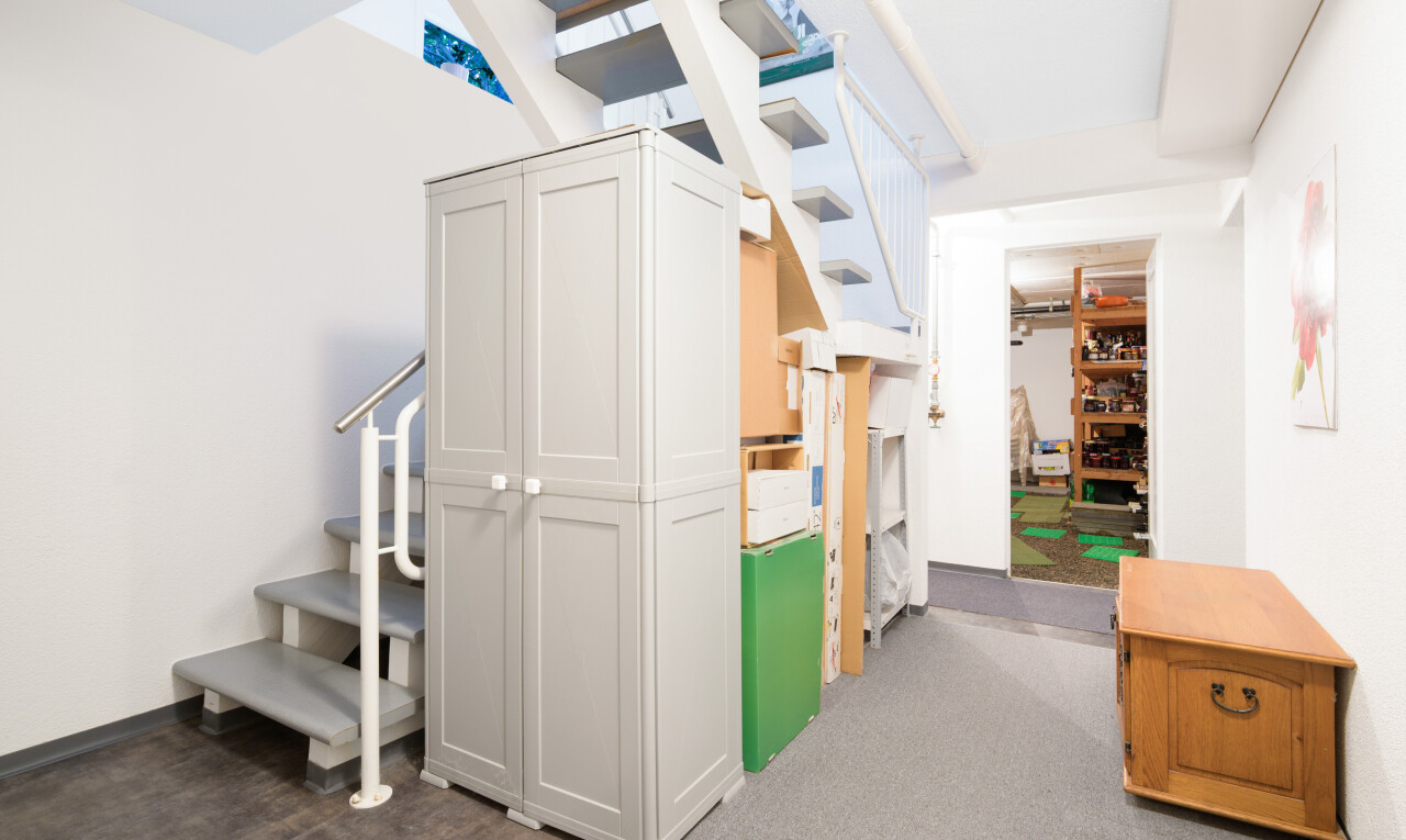treppe mit inside community, gipskartonwand, drywall, treppen, und teppich