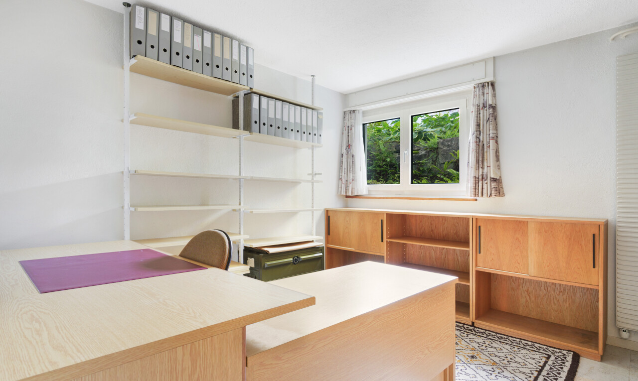 büro mit bürobereich, natürliches licht, natural light, inside property, und gipskartonwand