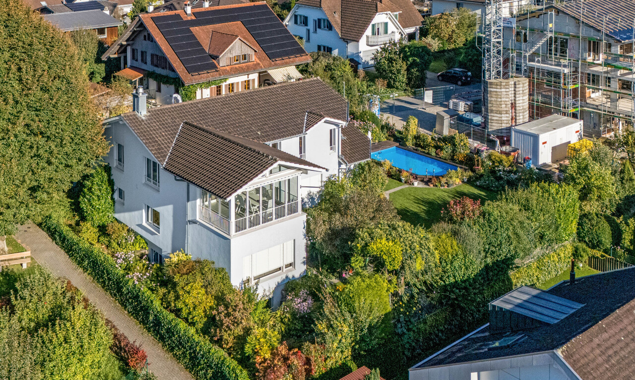 außenansicht mit drone view, balkon, stuckverkleidung, residential view, und wohngebietblick