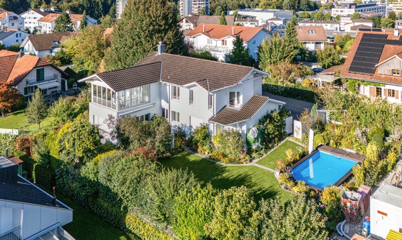 außenansicht mit balkon und drone view