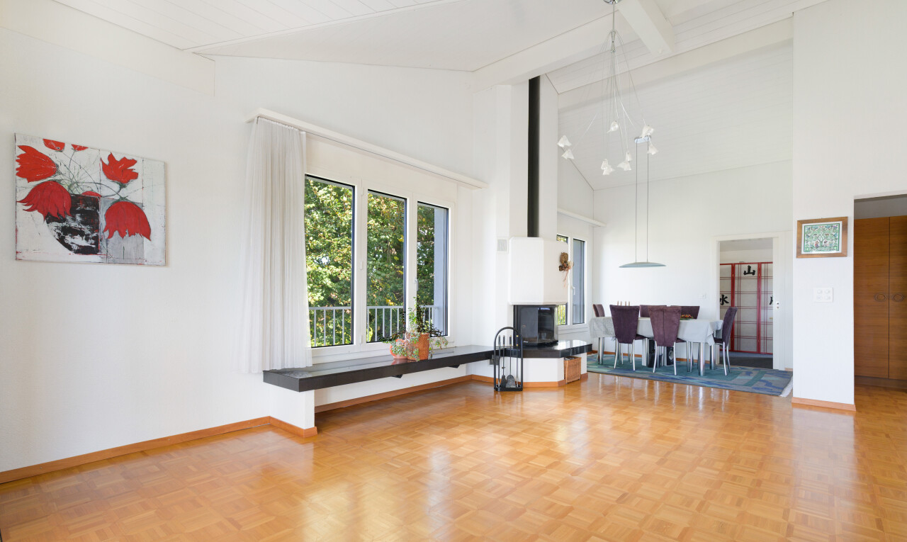 wohnzimmer mit natürliches licht, natural light, dachschräge, vaulted ceiling, und balkendecke