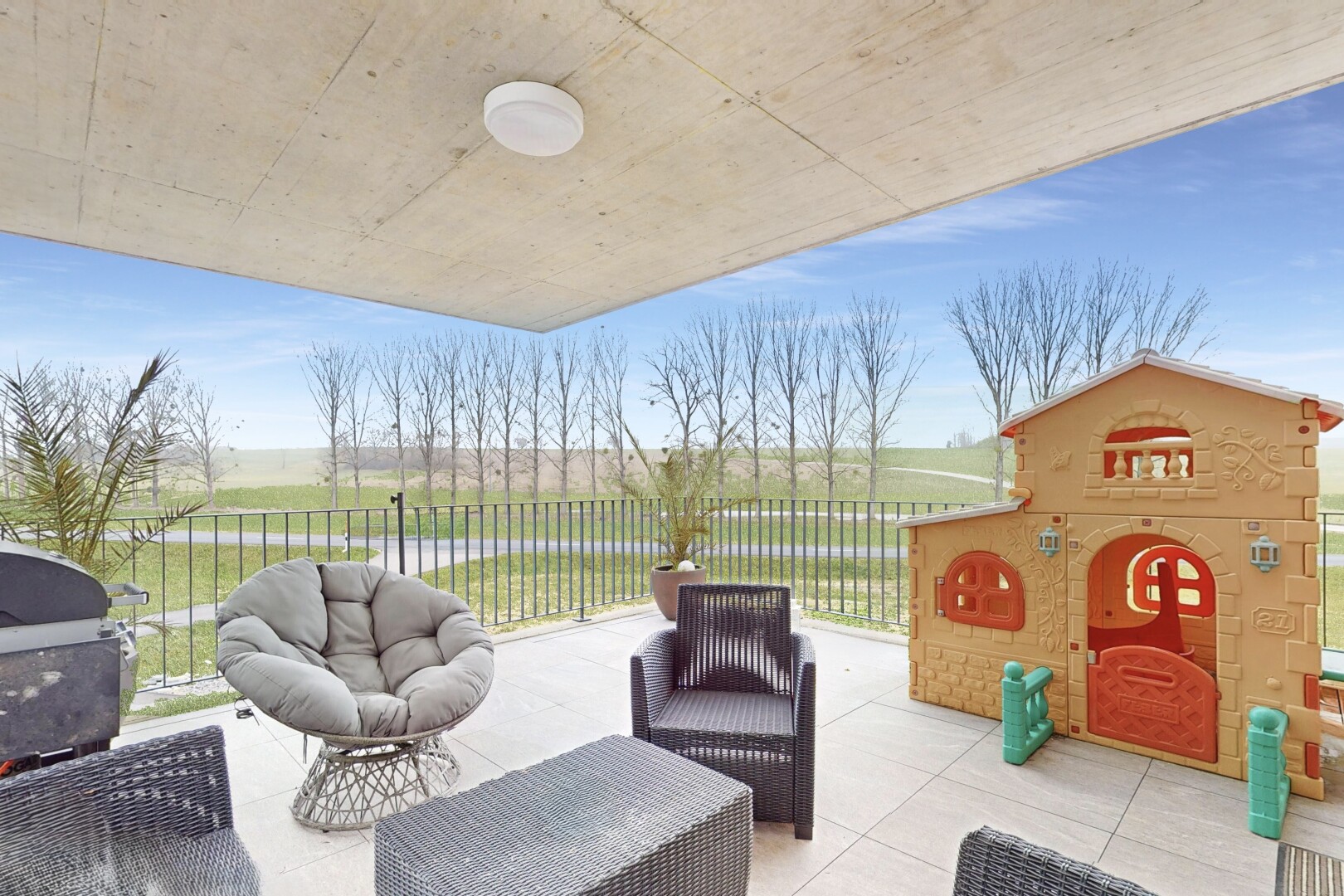 terrasse avec gril et vue sur la mer
