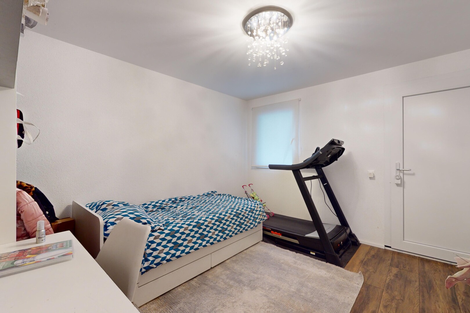 chambre avec lustre et plancher de bois