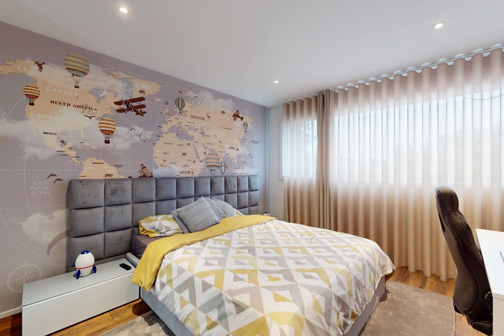 chambre avec lumière naturelle et plancher de bois