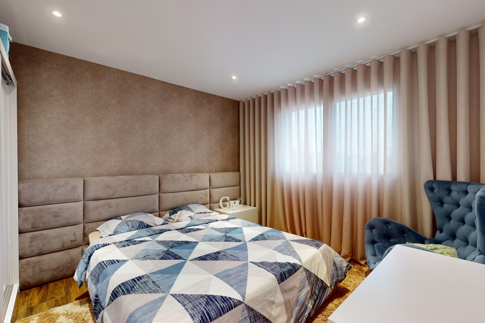 chambre avec lumière naturelle et plancher de bois