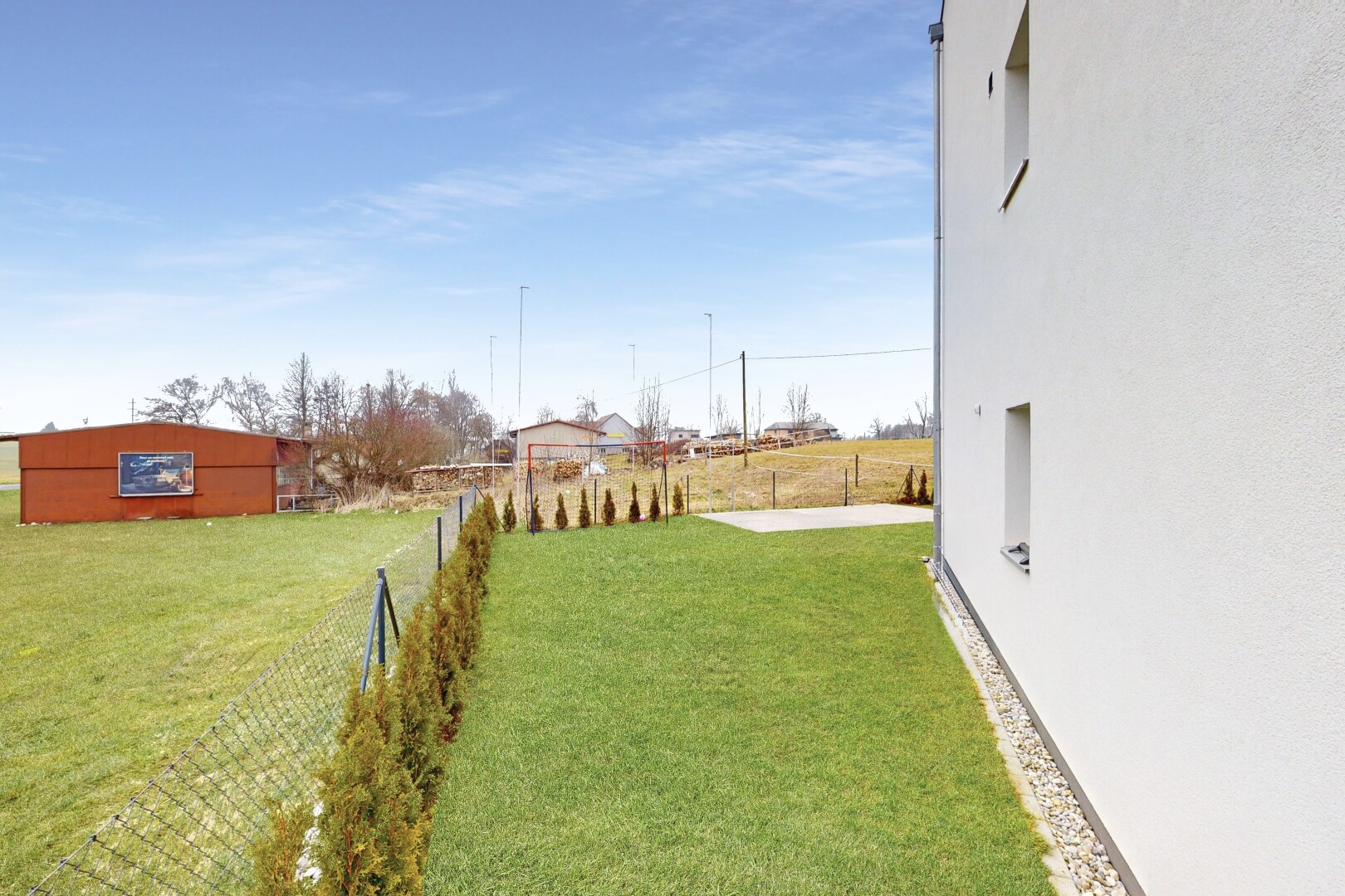 jardin avec clôture et pelouse
