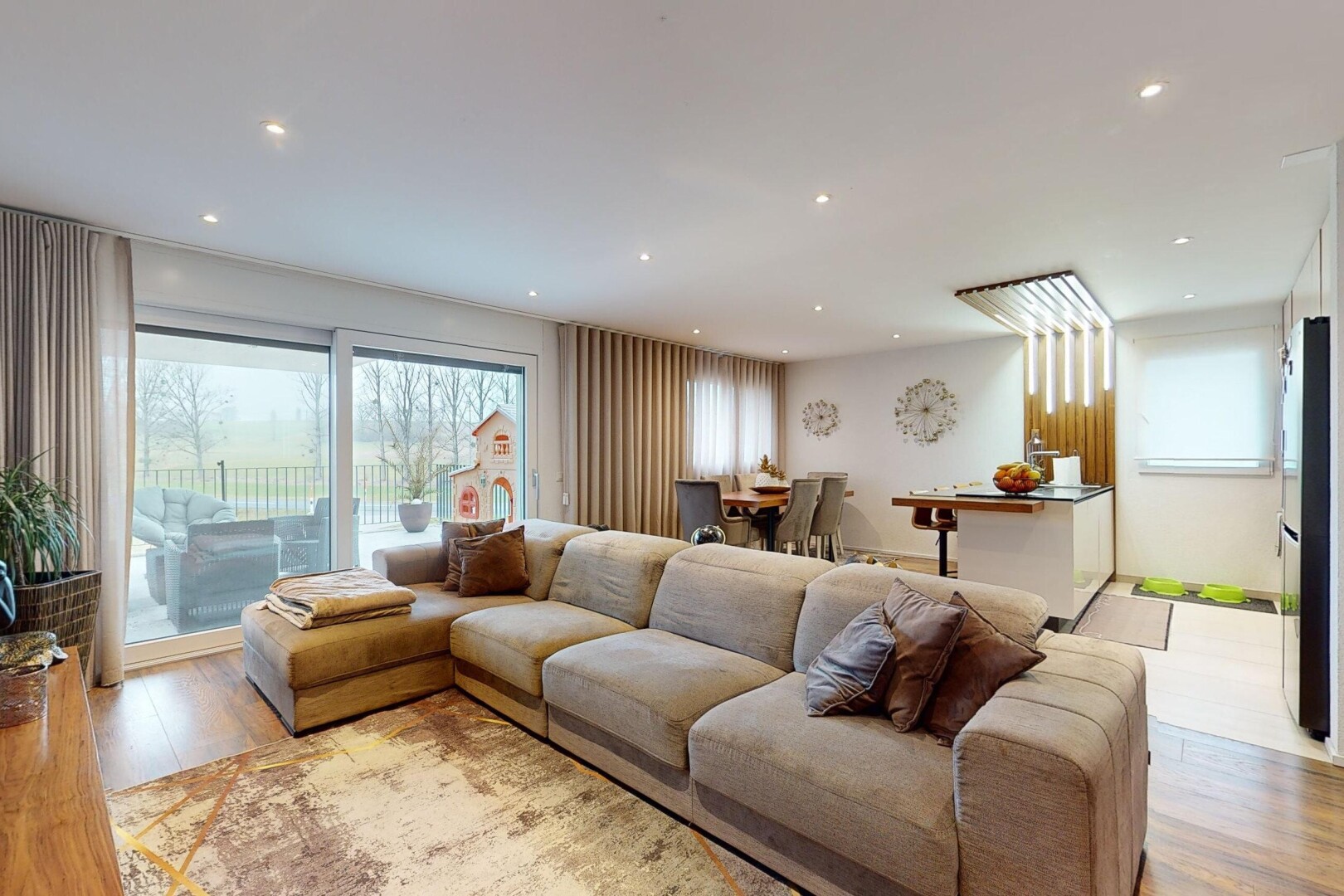 salon avec lumière naturelle et plancher de bois