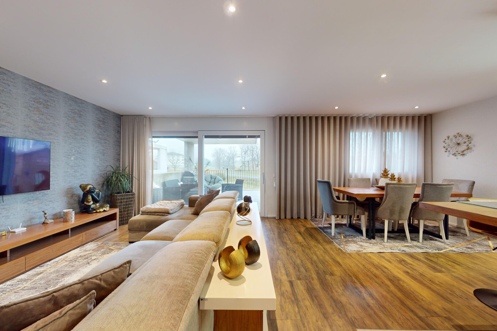 salon / salle à manger avec lumière naturelle, télévision, et plancher de bois