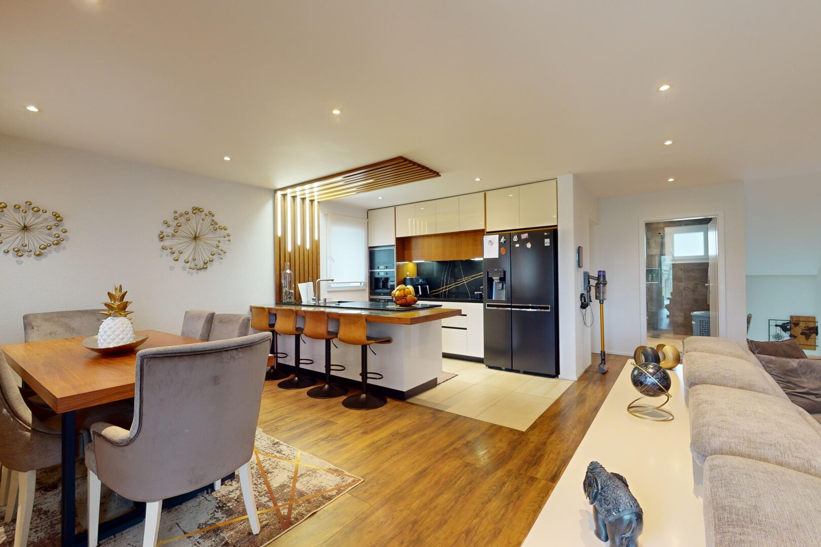 salon / salle à manger avec plancher de bois