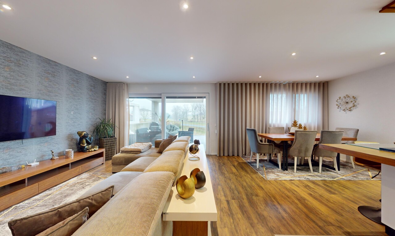 salon / salle à manger avec lumière naturelle, télévision, et plancher de bois