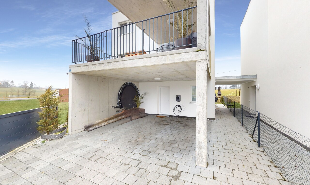 terrasse avec abri de voiture attenant