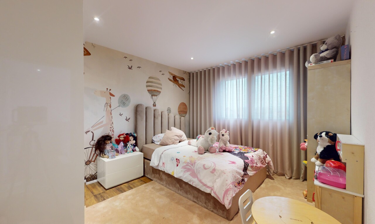 chambre avec lumière naturelle et plancher de bois