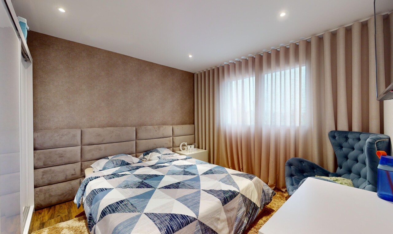 chambre avec lumière naturelle et plancher de bois
