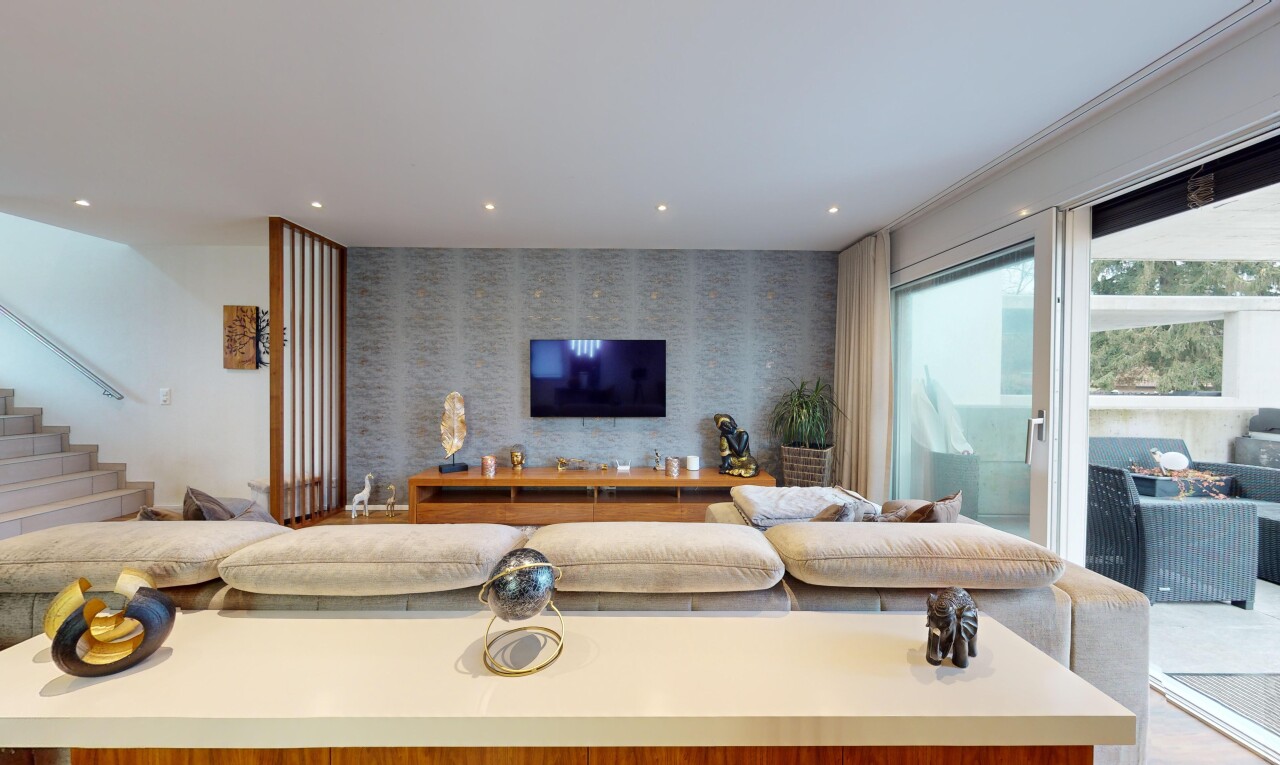 salon avec lumière naturelle et télévision