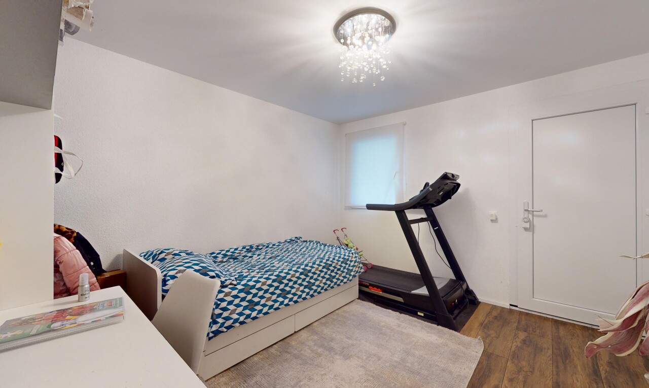 chambre avec lustre et plancher de bois