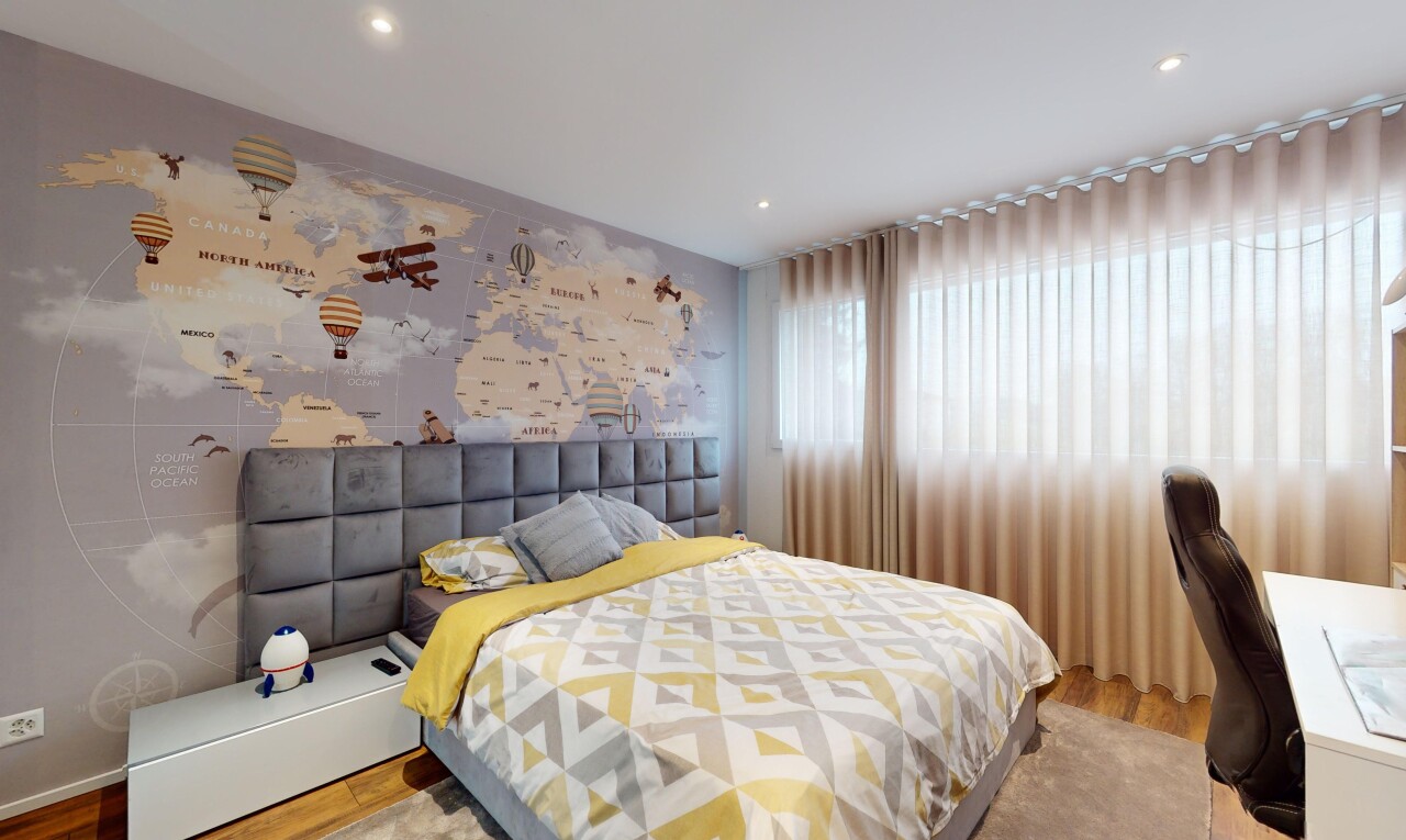 chambre avec lumière naturelle et plancher de bois