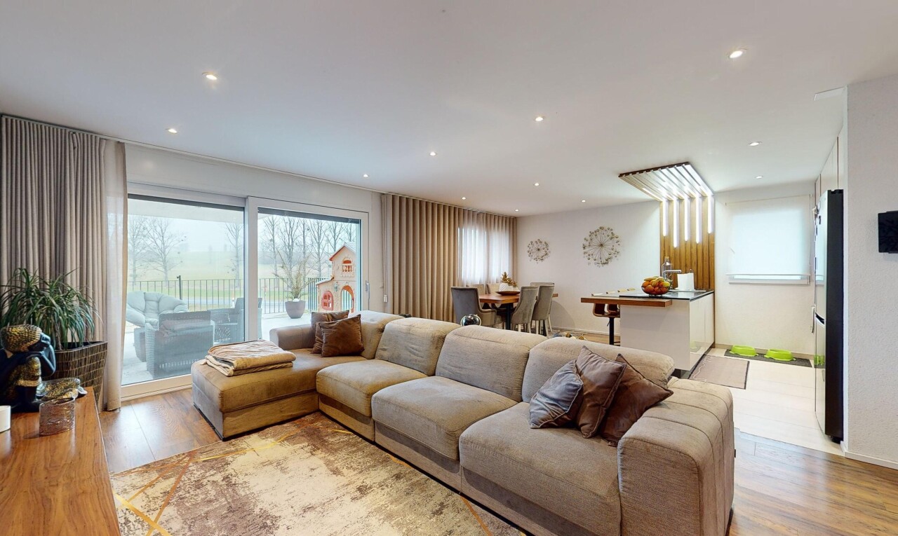 salon avec lumière naturelle et plancher de bois