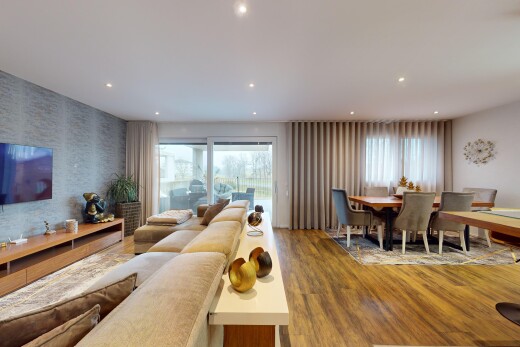 salon / salle à manger avec lumière naturelle, télévision, et plancher de bois