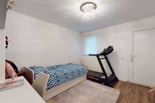 chambre avec lustre et plancher de bois
