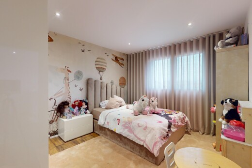 chambre avec lumière naturelle et plancher de bois