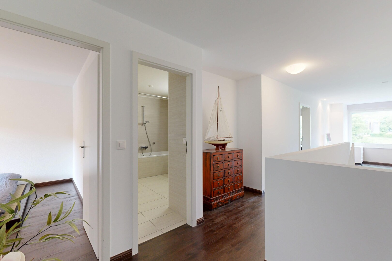 espace intérieur avec cloison sèche, drywall, sol en finition bois, wood finish floor, et inside property