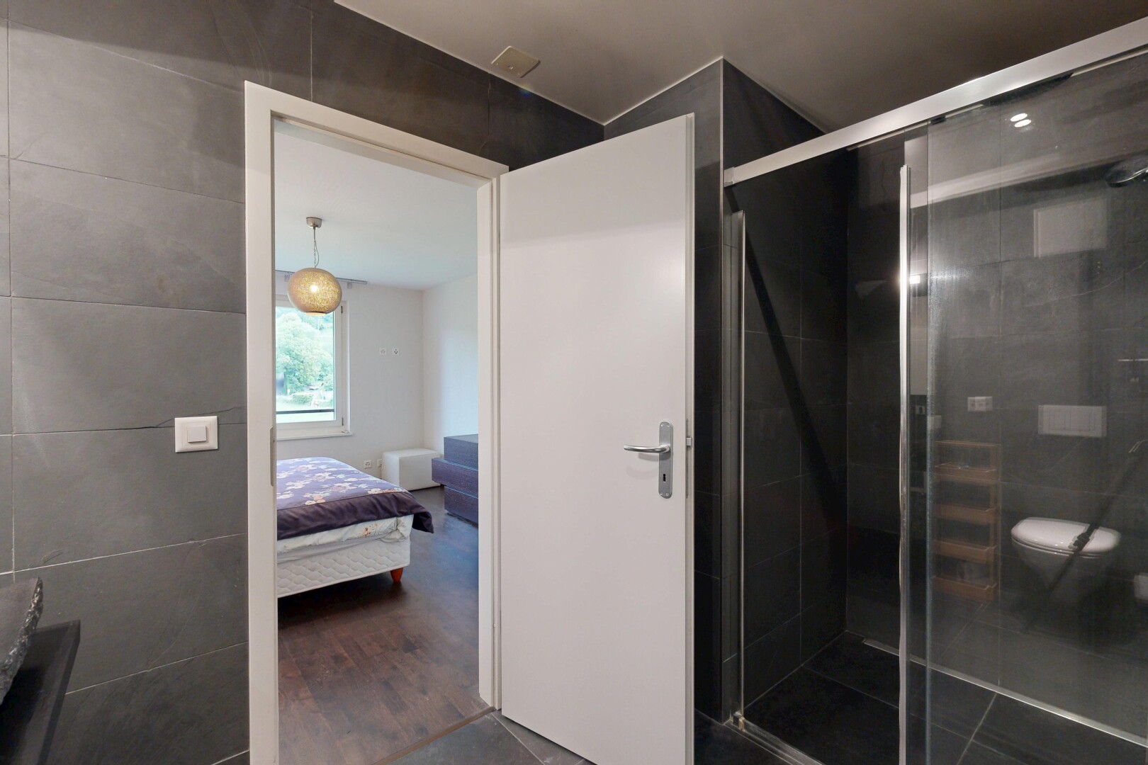 salle de bains avec salle de bain attenante, salle de bain complète, inside property, douche, et dark floor