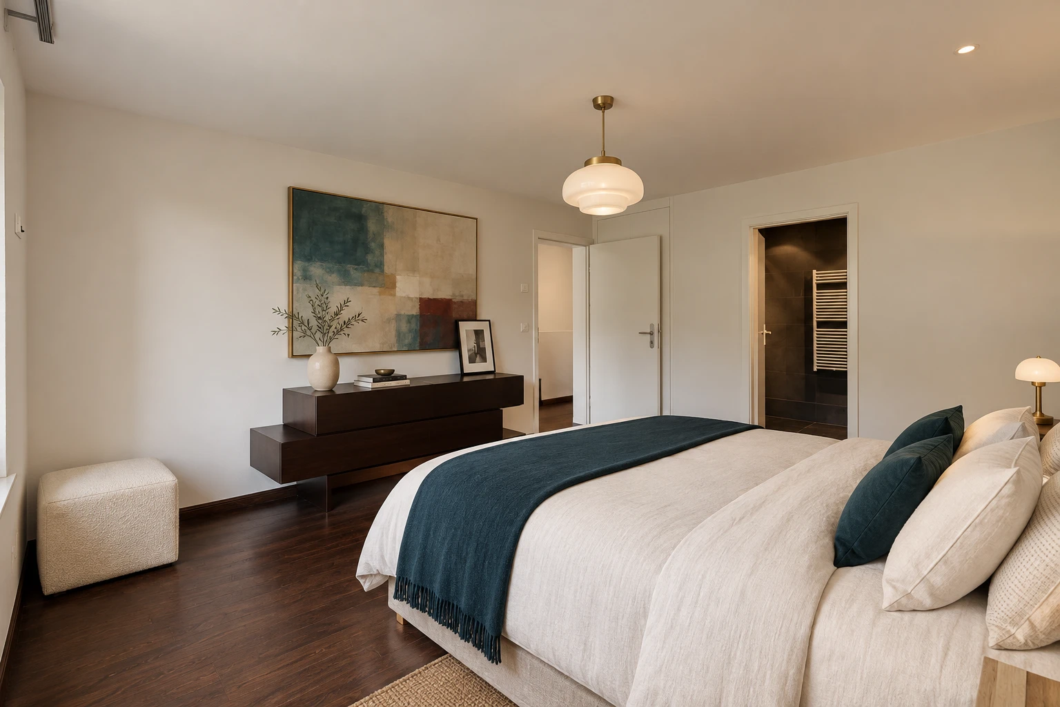 chambre avec éclairage suspendu, cloison sèche, drywall, dark floor, et sol en finition bois