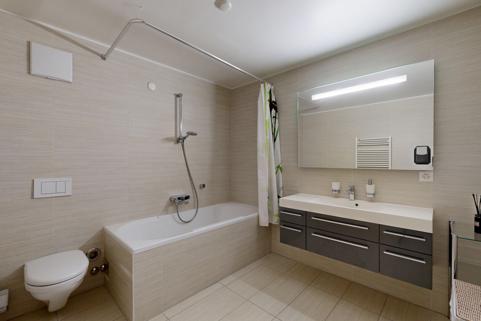 salle de bains avec tile wall, mur en carrelage, salle de bain complète, light floor, et lavabo (ou coiffeuse selon le contexte)