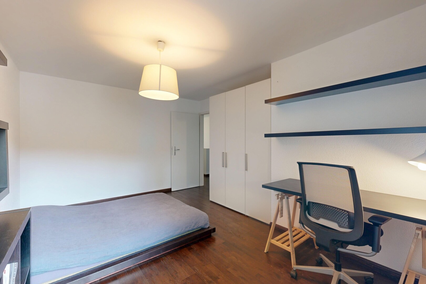 chambre avec espace bureau, inside property, sol en finition bois, wood finish floor, et cloison sèche
