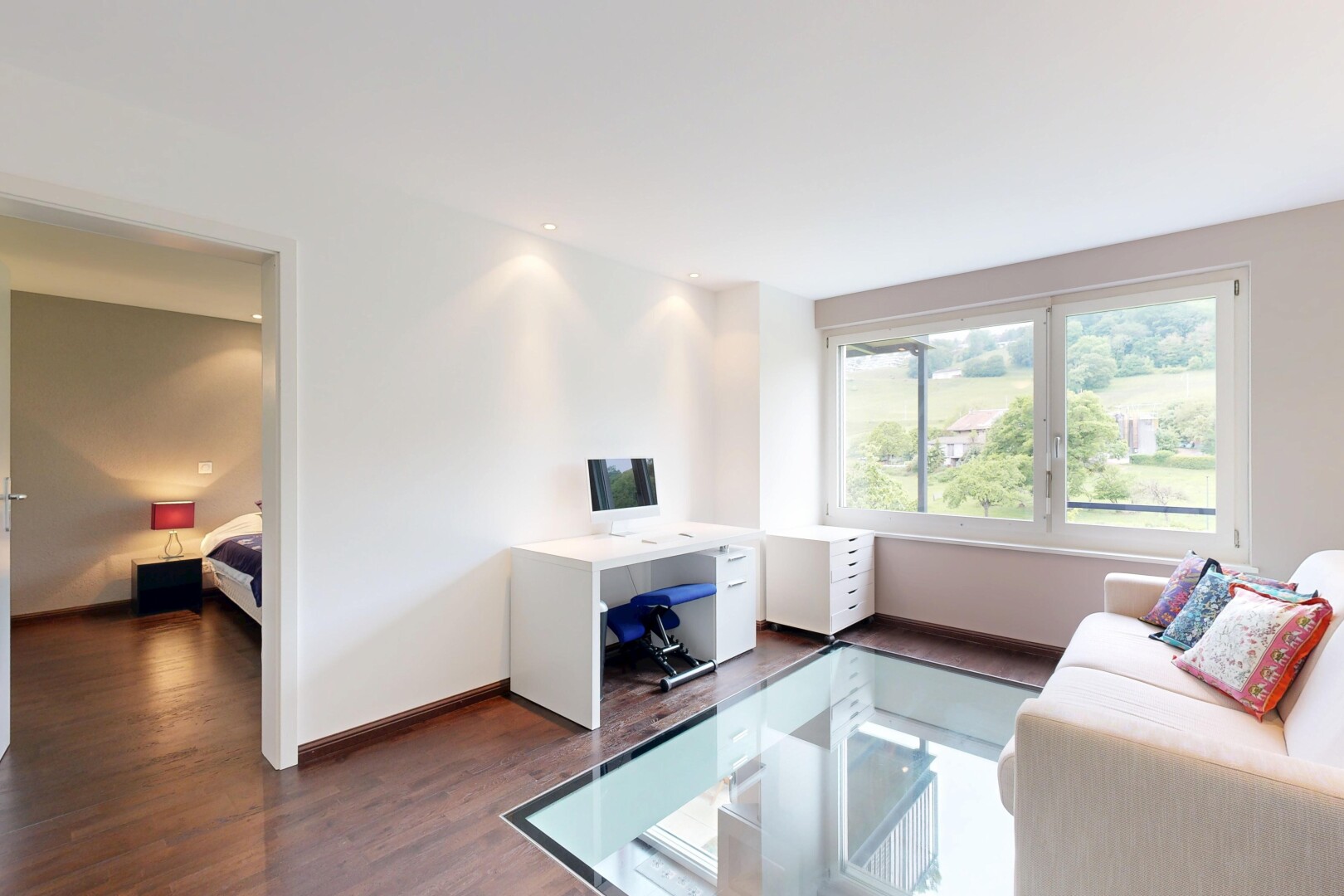 salon avec sol en finition bois, wood finish floor, inside property, cloison sèche, et drywall